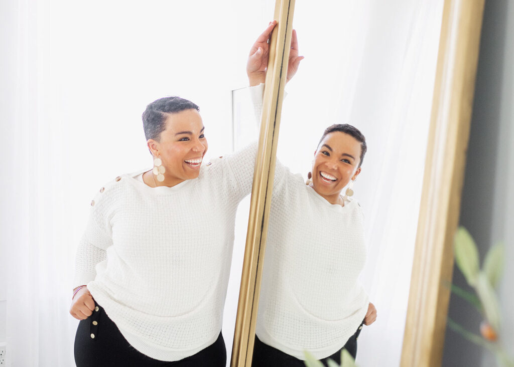 Shanté smiling into a mirror